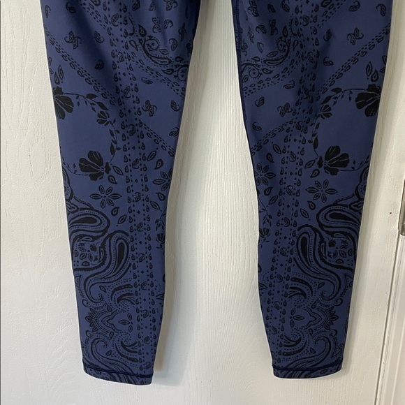 Athleta Like New Elation Textured 7/8 Tight Leggings Navy Floral Boho Size Small - Picture 5 of 11